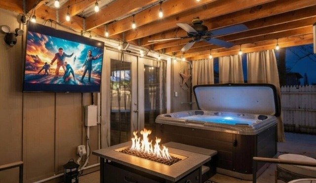 Hot Tub & Firepit. King Bed. 15 min to KC