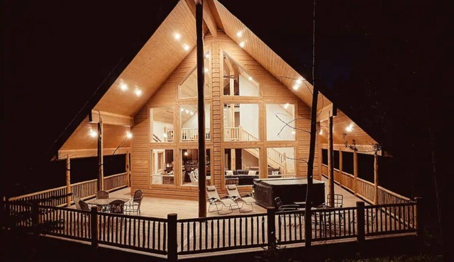 Hot Tub, Firepit, Large Deck, Game Room, Secluded Mtn Views, 20 min to Park | Yellowstone Escape