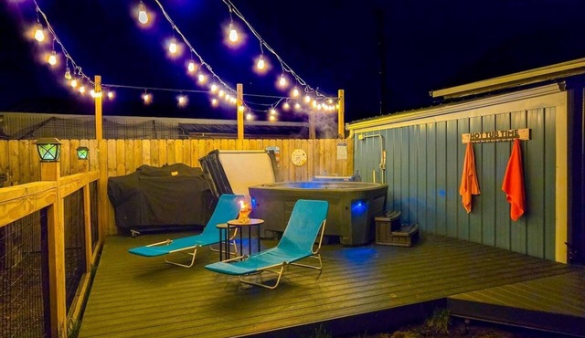 Hot Tub & Firepit. Min. to Beaches