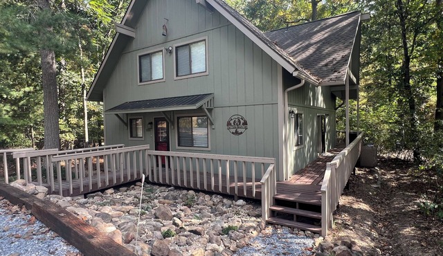 Hot Tub, Firepit, Open Concept, Linens included! 3 bedrooms plus loft