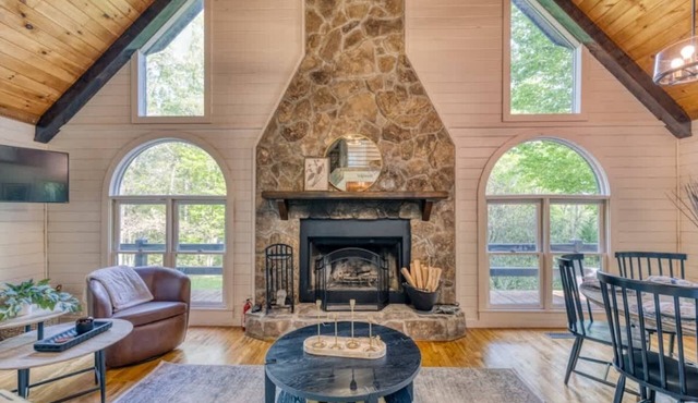 Hot Tub & Firepit | Secluded Cabin Sleeps 8