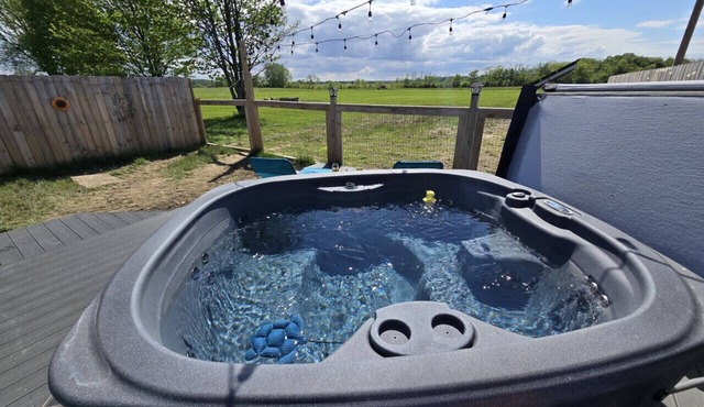 Hot Tub & Firepit | Your Winter Blues Retreat