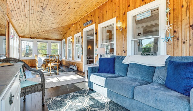 Hot Tub & Fireplace: Coastal Getaway in Maine