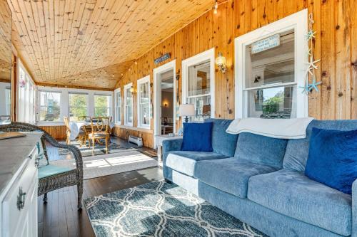 Hot Tub & Fireplace: Coastal Getaway in Maine