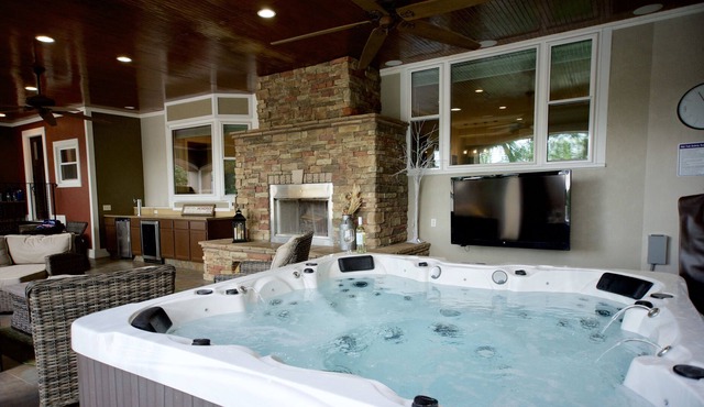 Hot Tub,Fireplace,Near Airport/Downtown,Sleeps 9
