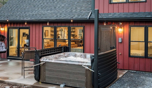 Hot tub, fireplace, pool table & large campfire area, 12 minutes from Knoebels Amusement Park