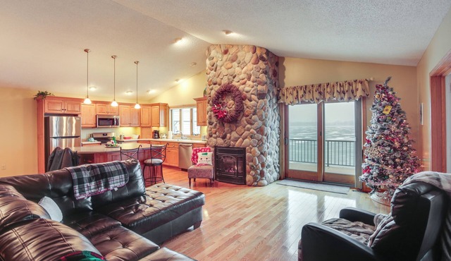 Hot Tub + Fireplace: Cozy Home on Howard Lake!