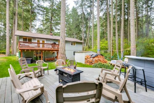 Hot Tub + Fireplace: Peaceful Anderson Island Home