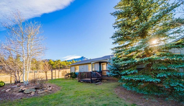 Hot tub, fireplace, views, near National Park!