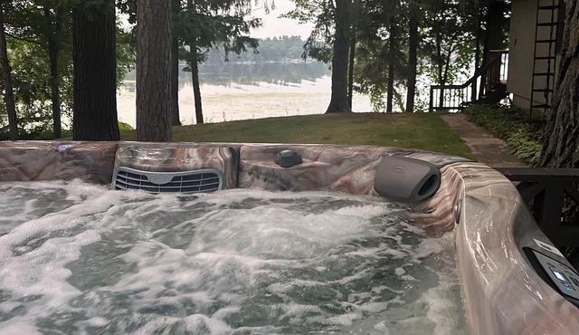 Hot tub, fishing, lake front-relax! retreat Sleeps 16