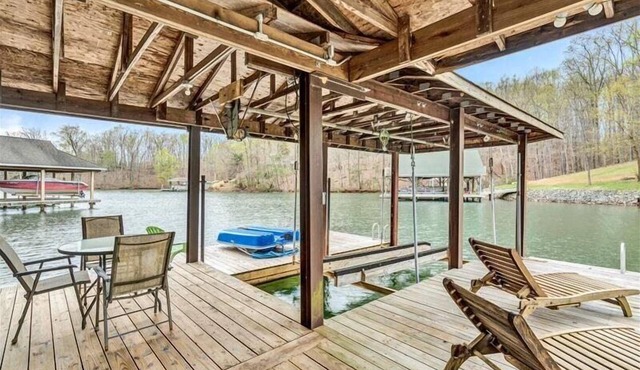 HOT TUB & FOOSBALL TABLE! 2 to 3 Night Minimum Year 'Round! 1 Level Living!