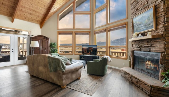 Hot tub, Forest edge, fireplaces game room