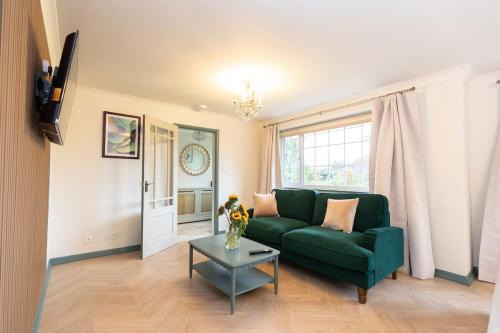 Hot Tub Free Parking 5 Bedroom Large Space