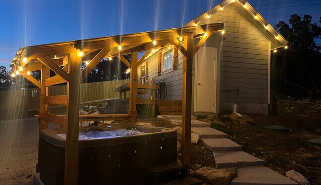 Hot tub, free WiFi, pet friendly, 10 minutes to Canyon Lake/boat ramp