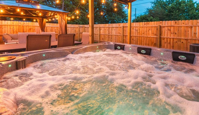 Hot Tub, fully fenced, and dog friendly!