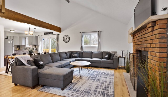 Hot tub/Game Room: Relax & Unwind @ Zara’s Cottage