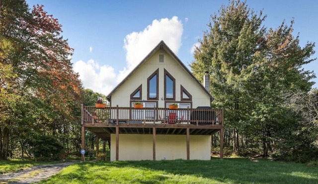 Hot Tub, game room, and tons of space for a family getaway