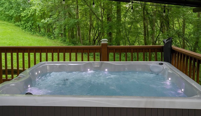 Hot tub/game room/bunk+king beds/Cozy Sevierville Retreat near Pigeon F.