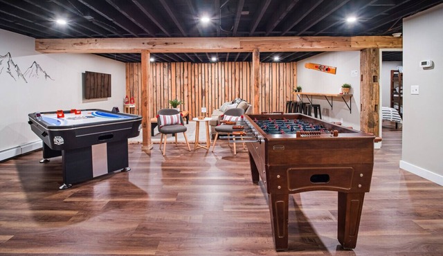 Hot Tub, Game Room, BBQ & Playhouse Oasis – Family Retreat, 5mins to Lake!