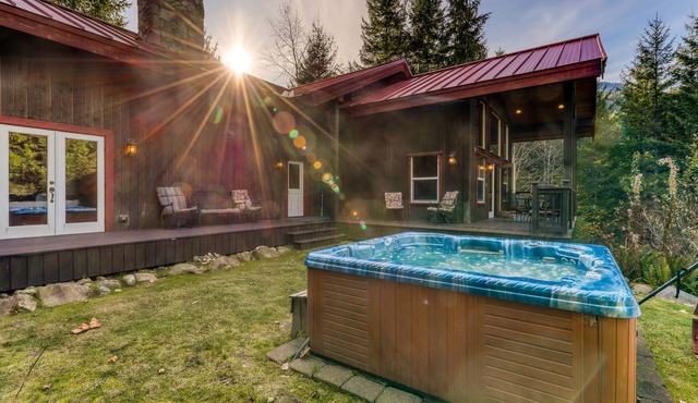 Hot Tub, Game Room, dog-friendly home w/mountain views close to Ski Resorts