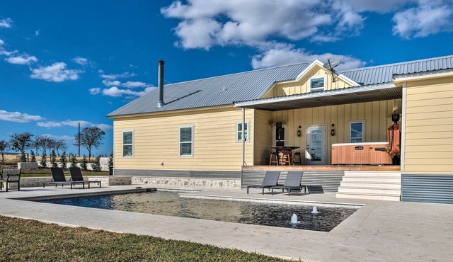 Hot Tub & Game Room! Family Schulenburg Retreat