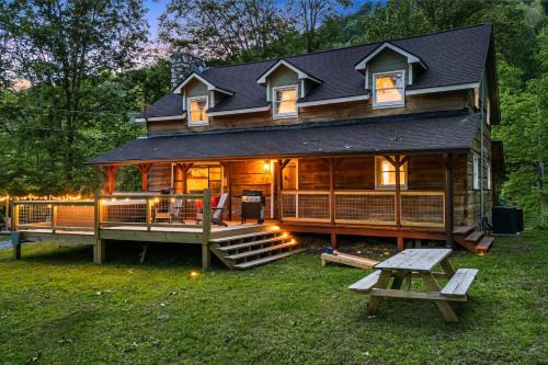 Hot Tub, Game Room & Fire Pit: Canton Log Cabin
