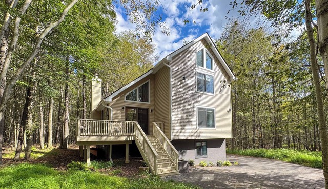 Hot Tub & Game Room fun at this Scandi cabin! Enjoy 3 lakes, pools, and beaches. Modern design meets forest bliss—2 hrs from NYC/Philly. Level 2 EV Charger, fire pit, and sunroom. The perfect Poconos escape for families and adventure.