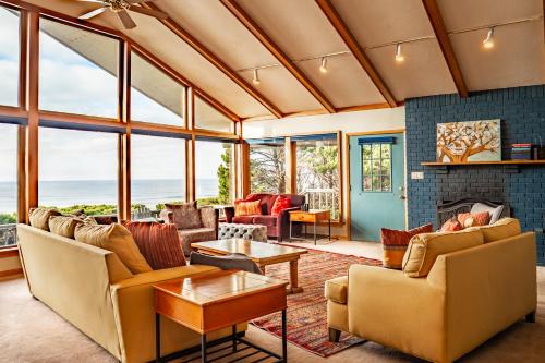 Hot Tub & Game Room in Large Ocean Front Home! Second Story