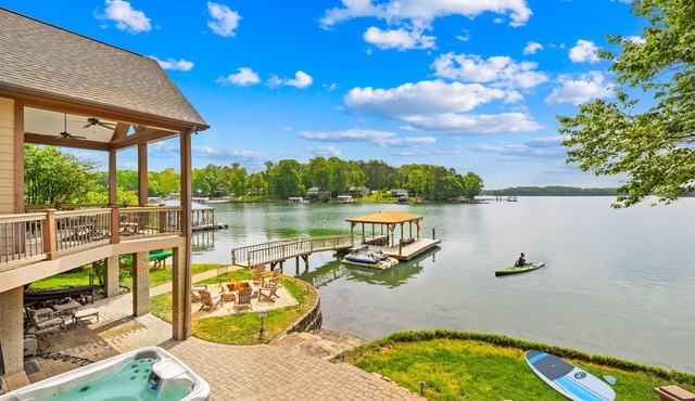 Hot Tub, Game Room, Lakefront, Kayaks & Spacious!
