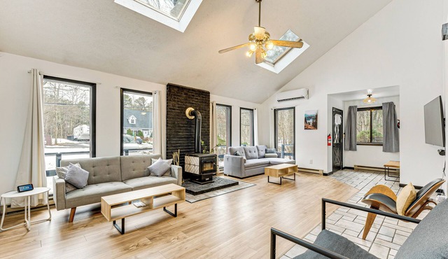 Hot Tub & Game Room: Long Pond Getaway!