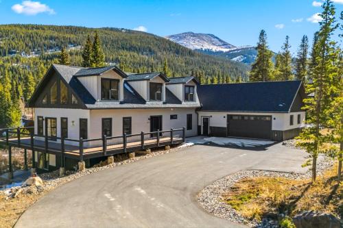 Hot Tub & Game Room! Luxury Blue River Retreat
