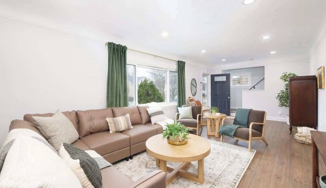 Hot Tub | Game Room | Modern Design | Sleeps 9!