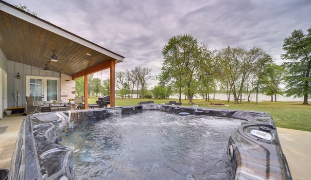 Hot Tub, Game Room & More! Lakefront Home in Afton
