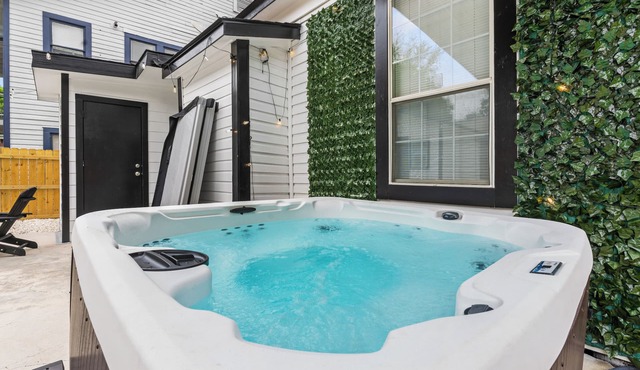 Hot Tub & Game Room near Downtown & the Riverwalk!