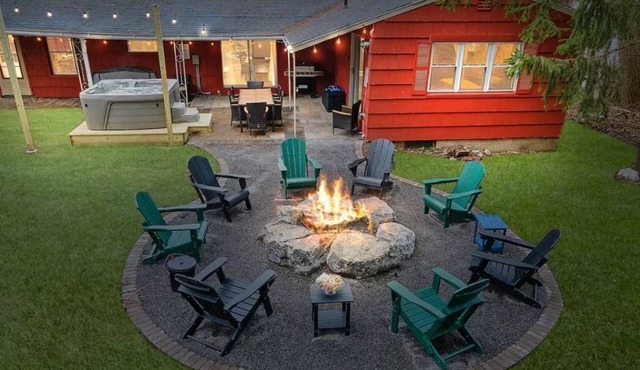 Hot Tub, Game Room, Near SU, sleeps 10