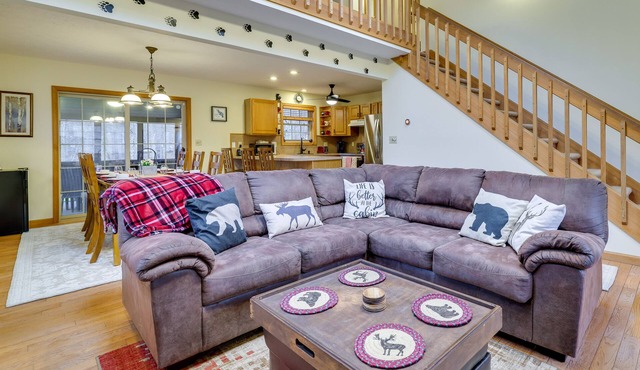 Hot Tub, Game Room! Poconos Home 22 Mi to Slopes