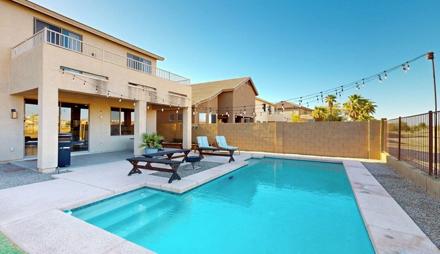 Hot Tub & Game Room: Poolside Paradise in Phoenix!