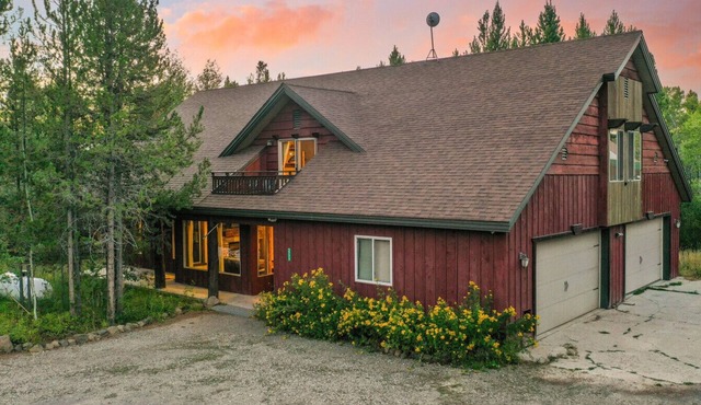 Hot Tub - Game Room - Sleeps 20 - 35mi to Yellowstone