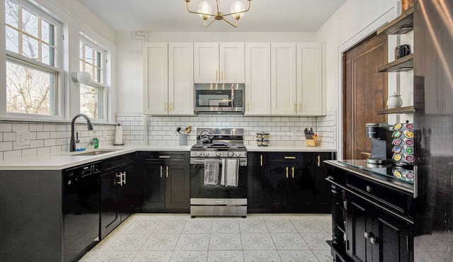 Hot Tub | Game Room | Sauna | Deck | Fire Pit | Walk to Stadium/Downtown/Park