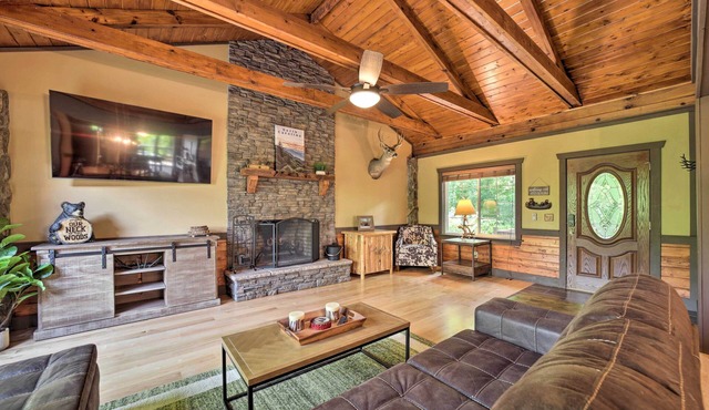 Hot Tub & Game Room: Secluded Franklin Getaway