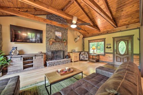Hot Tub & Game Room: Secluded Franklin Getaway