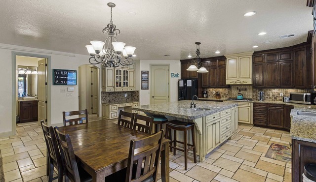 Hot Tub Game Room. Sleeps 17. You Tube TV. 20 minutes to Zions Natl Park