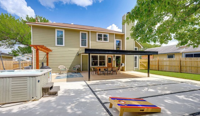 Hot Tub & Game Room: Spacious Live Oak Home!