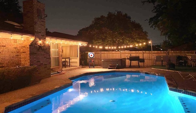 Hot Tub, Game Room, Swimming Pool, King Bed!