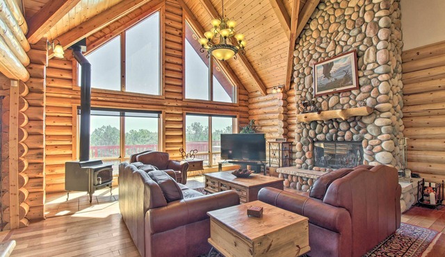 Hot Tub, Game Room & Theater: Luxe Show Low Home