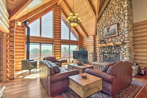 Hot Tub, Game Room & Theater: Luxe Show Low Home