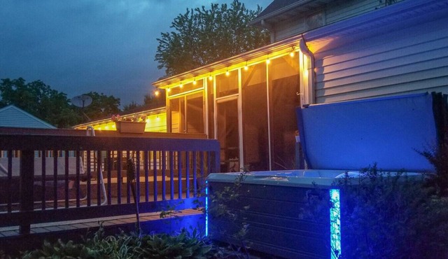 Hot Tub+Game Room-The Hangout XL