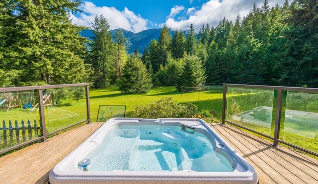 Hot tub, game room, 27 forested acres w mountain views near Olympic Natl Park