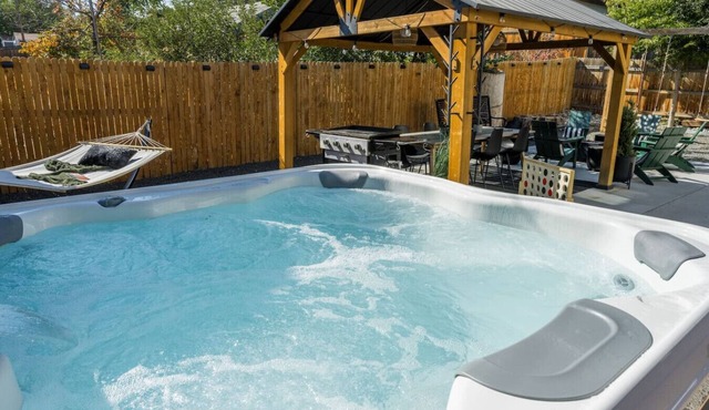 Hot Tub, Game Room w/Poker, Mins to DT Den