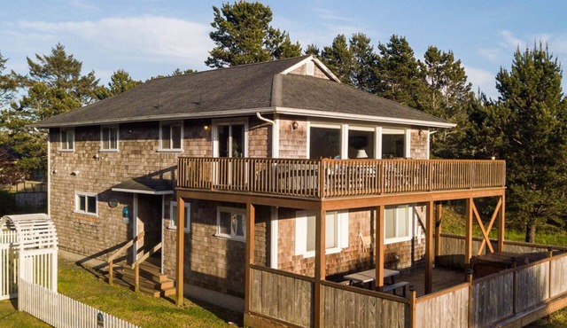 HOT TUB, Game Room, Walk to Beach, Fenced Yard, Dogs Ok (45th)